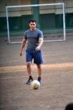 Aamir Khan snapped playing football with Daughter Ira in Bandra, Mumbai on 8th May 2013 (6).JPG